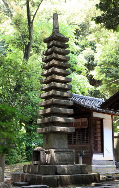 東福寺（とうふくじ）十三重石塔