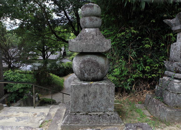 東小（ひがしお）墓地の石塔と石仏